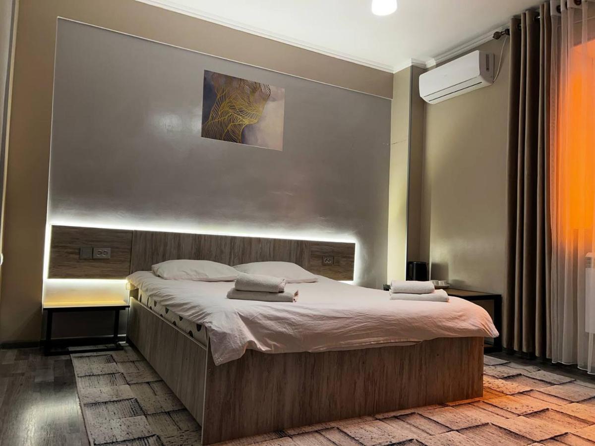 Ave Hotel Ош Екстериор снимка