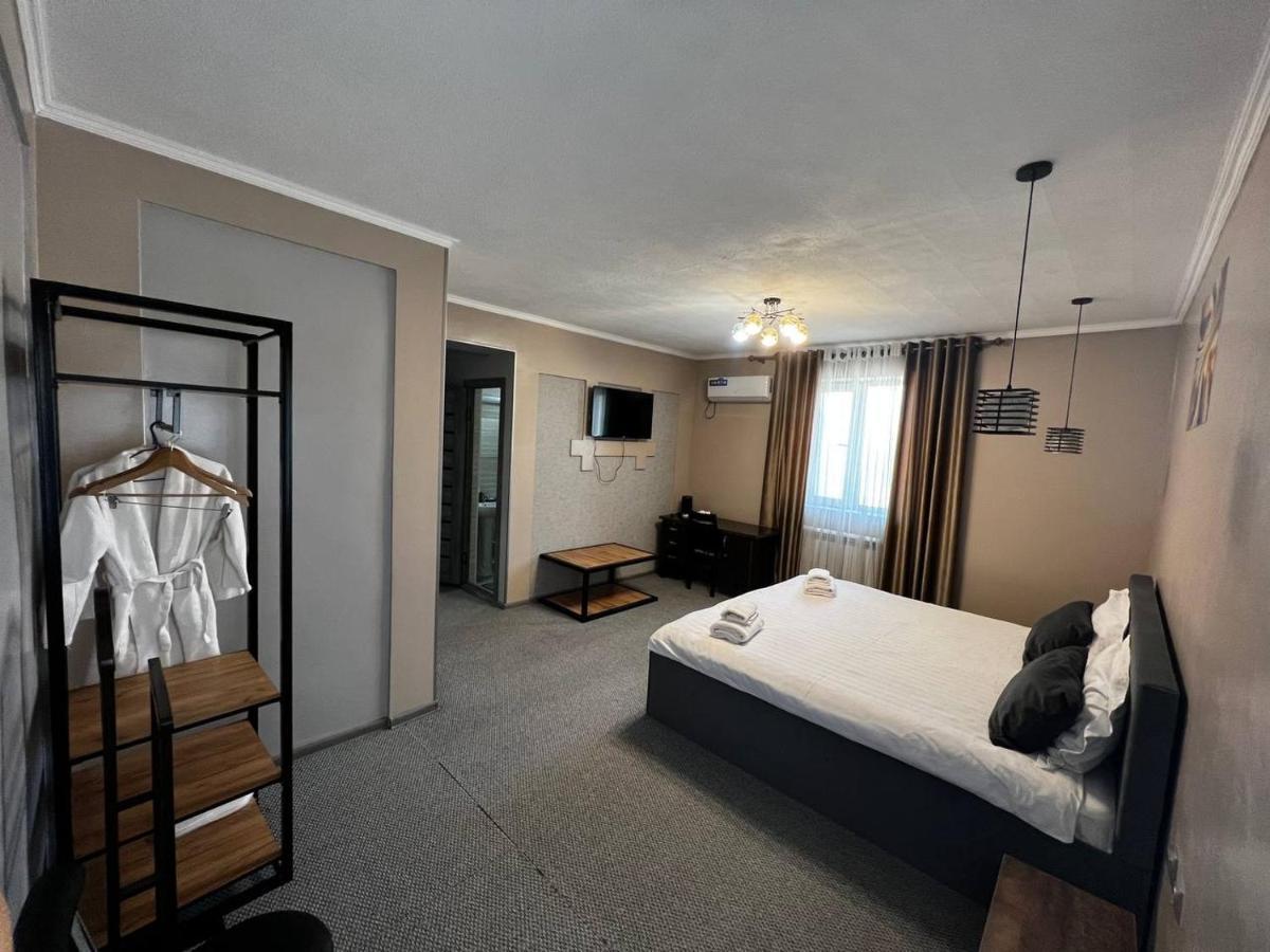 Ave Hotel Ош Екстериор снимка