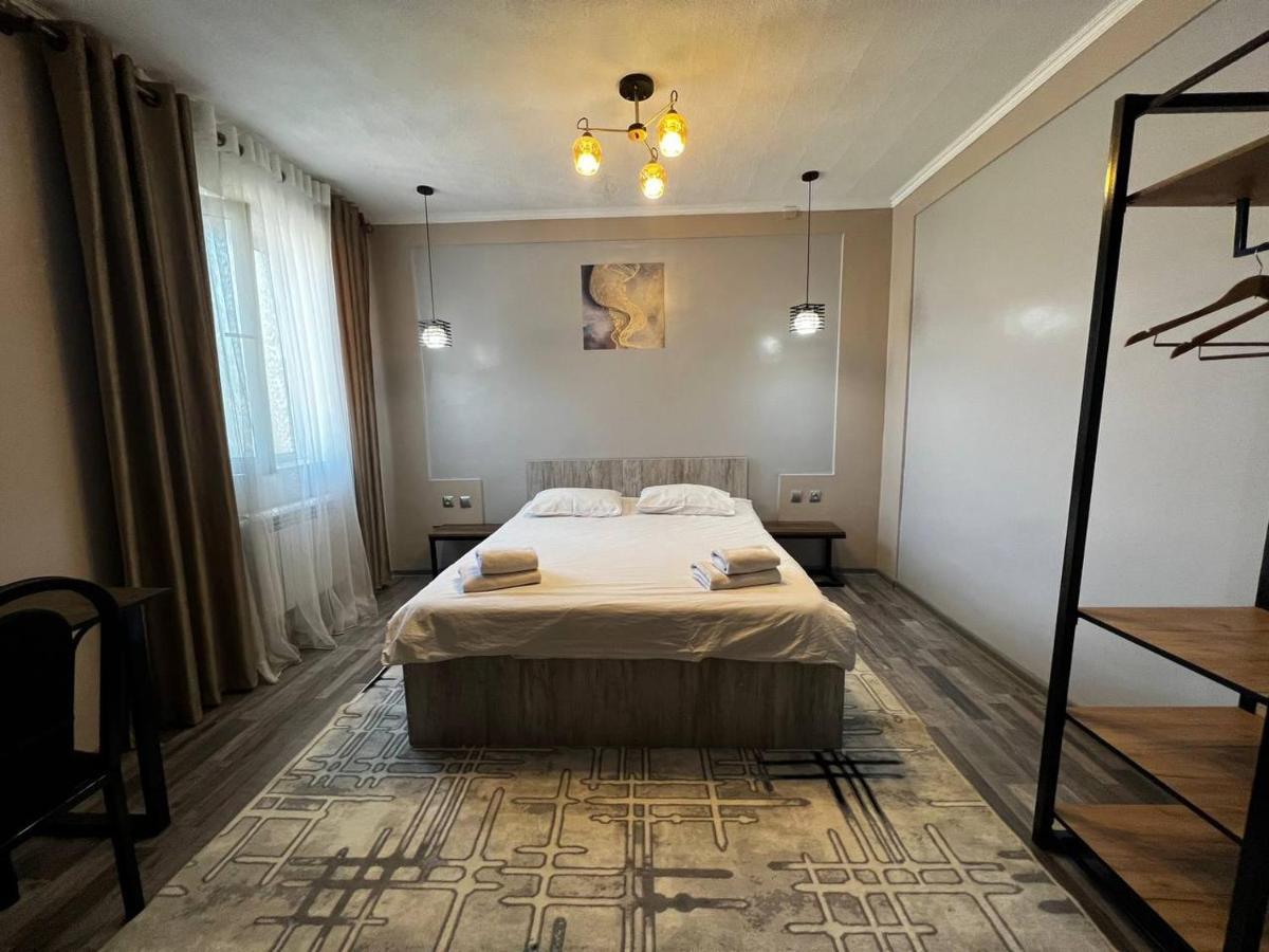 Ave Hotel Ош Екстериор снимка