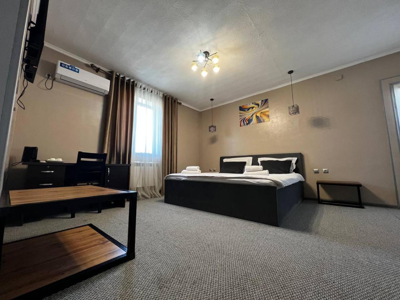 Ave Hotel Ош Екстериор снимка